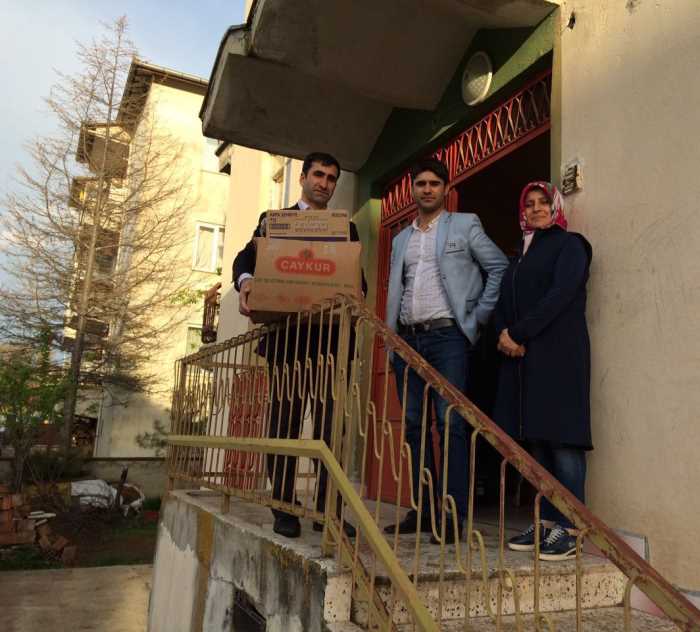 AK Parti Çorum Sosyal İşler Başkanlığı yapılan çalışmalar neticesinde tespit edilen yardıma muhtaç ailelere gıda yardım paketlerini dağıtmaya devam ediyor. 