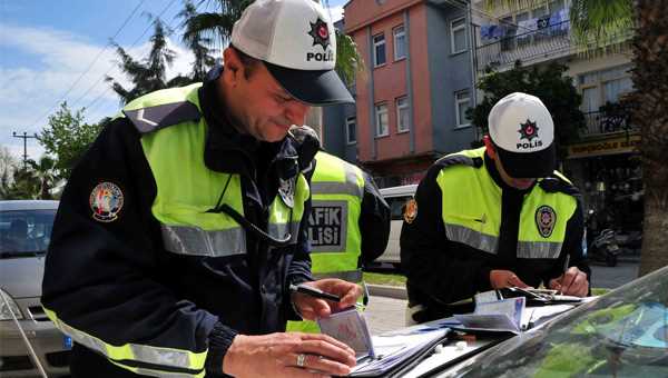 AK Parti Ekonomi İşleri Başkanlığı raporunda 16.5 milyon taşıt sahibini ilgilendiren trafik sigortasında sabit fiyat uygulamasına geçilmesinin planladığı belirtildi.