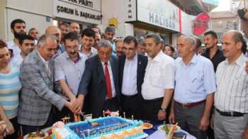 AK PARTİLİLER PASTA KESTİ