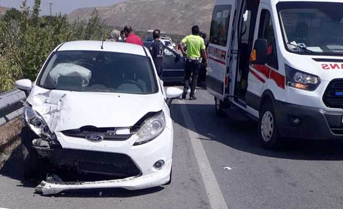 Alaca'da İki Otomobil Çarpıştı: 4 Yaralı