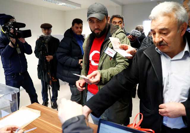Almanya'da yaşayan Türkler sandık başında oy kullanıyor