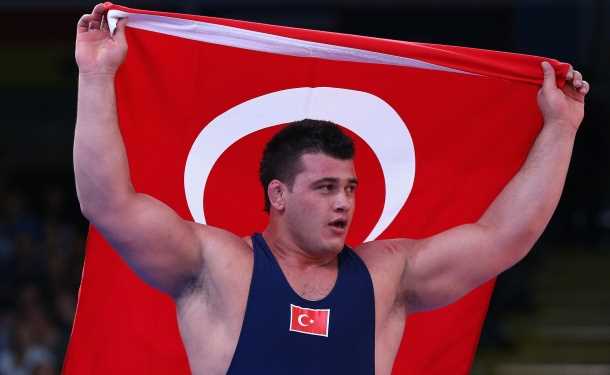 Avrupa Güreş Şampiyonası'nda Rıza Kayaalp, grekoromen stil 130 kilo finalinde, Oleksandr Chernetskyy'yi yenerek altın madalya kazandı.
