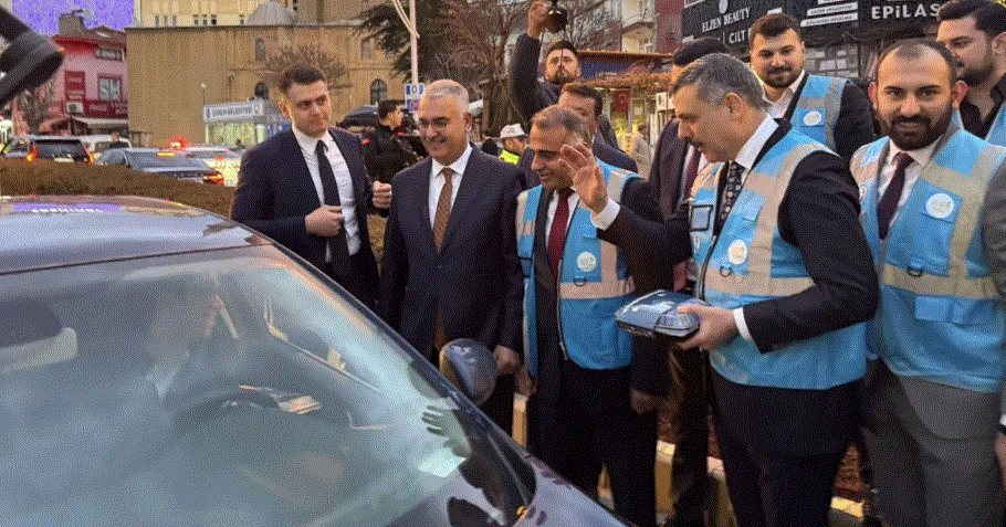 Bakan Çiftçi’den İftara 5 Kala Kumanya Sürprizi!