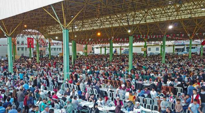 Binlerce kişi Mimarsinan Mahallesinde  iftarda bir araya geldi