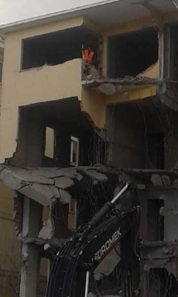 Canlarını hiçe sayarak  seyrettiler
