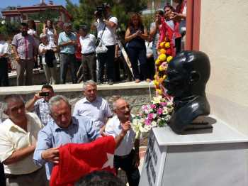 CHP, LAÇİN'DE ATATÜRK BÜSTÜ AÇTI