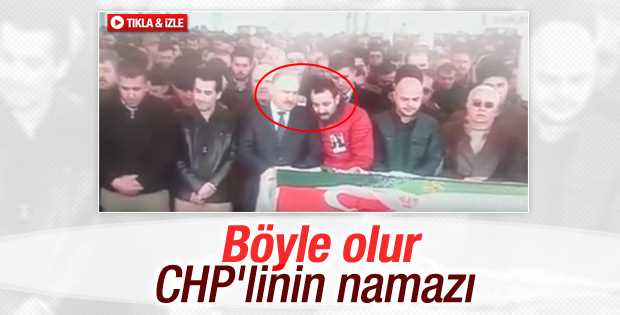 CHP'li Levent Gök Ankara'da yaşanan katliamın ardından hayatını kaybeden vatandaşların cenaze namazında yanındakiyle muhabbet etti. 