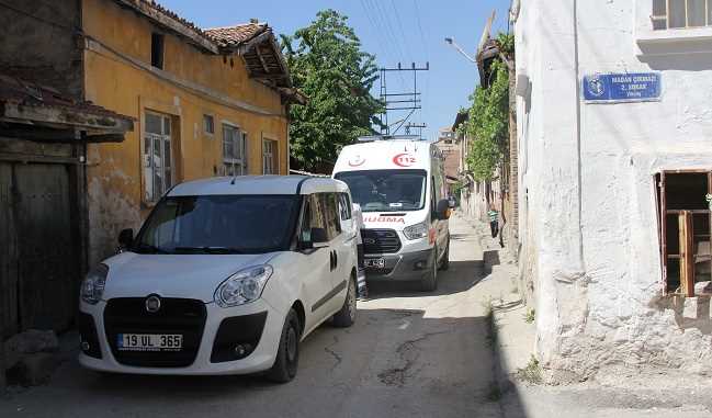 Cinnet getiren Yaşlı adam Eşini Çekiçle Öldürdü