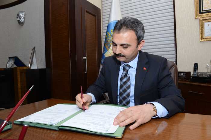 Çorum Belediyesi, Katı Atık Bertaraf Tesisi'nin yapımı için ihaleyi kazanan yapım ve müşavirlik firması ile sözleşme imzaladı