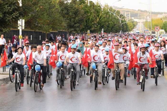 Çorum Belediyesi tarafından Gençlik merkezlerinde düzenlenen sosyal ve sportif faaliyetlerde başarılı olan bin öğrenciye bisiklet hediye edildi