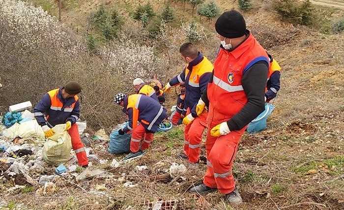 Çorum Belediyesi Temizlik İşleri Müdürlüğü’ne bağlı ekipler baraj çevresinde geniş kapsamlı temizlik yaptı.