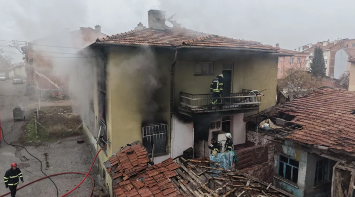 Çorum’da İki Katlı Evde Yangında Mahalle Panik Yaşadı 