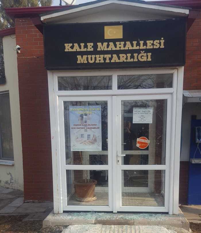 Çorum'da Kale mahallesi muhtarlığına taşlı saldırı