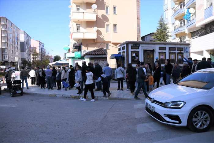 Çorum'da ucuz hamsi kuyruğu!