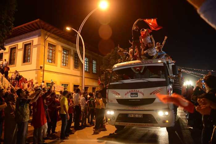 Çorum'da vatandaş darbe girişimine karşı sokağa döküldü