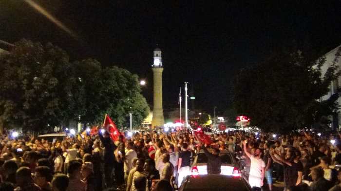  Çorum’da vatandaşlar darbe girişimine karşı sokağa döküldü