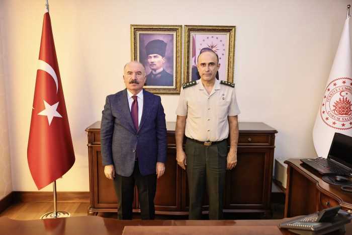  Çorum Valisi Ali Çalgan'dan Albay Dirk'e Rütbe Takdimi!
