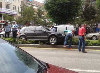 GAZİ CADDESİNDE MADDİ HASARLI TRAFİK KAZASI 