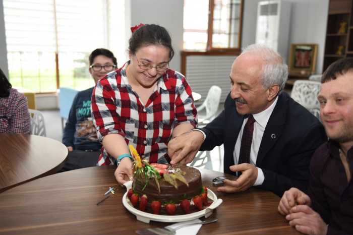 Gül Baba Down Sendromlularla pasta kesti