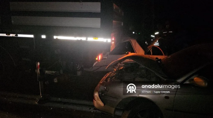 İki Otomobil Park Halindeki Vince Çarptı