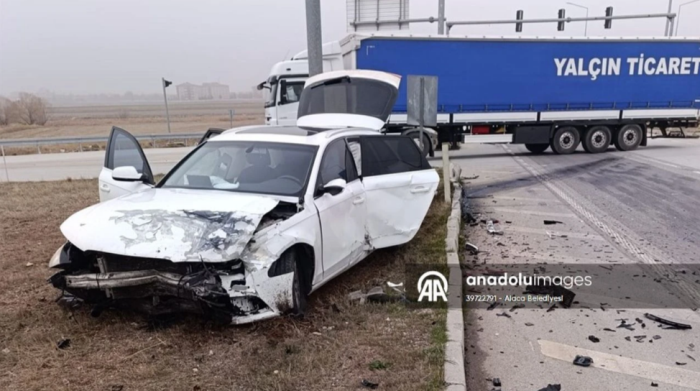 İki Otomobilin Çarpıştı 5 Kişi Yaralandı