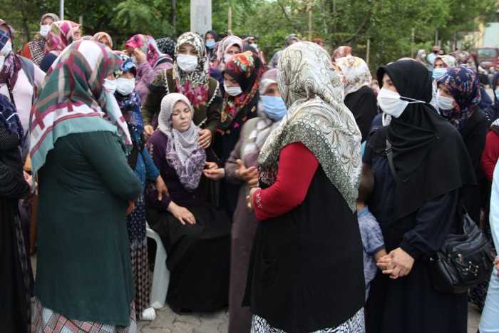 İKİ yavrusunu gözyaşlarıyla uğurladı