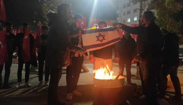 Kadeş Barış Meydanında Filistin için Özgürlük Ateşi Yaktılar