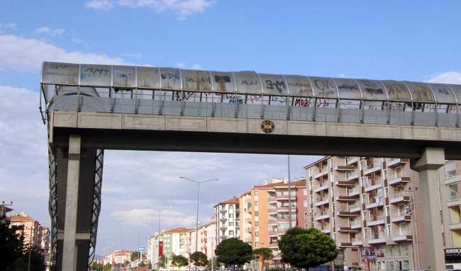 Magandalar Üst geçitlere zarar verdiler