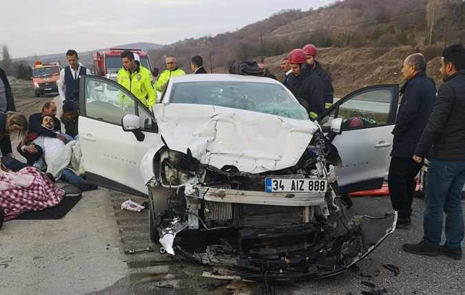 Otomobil Traktöre Çarptı: 2’si Ağır 3 Yaralı