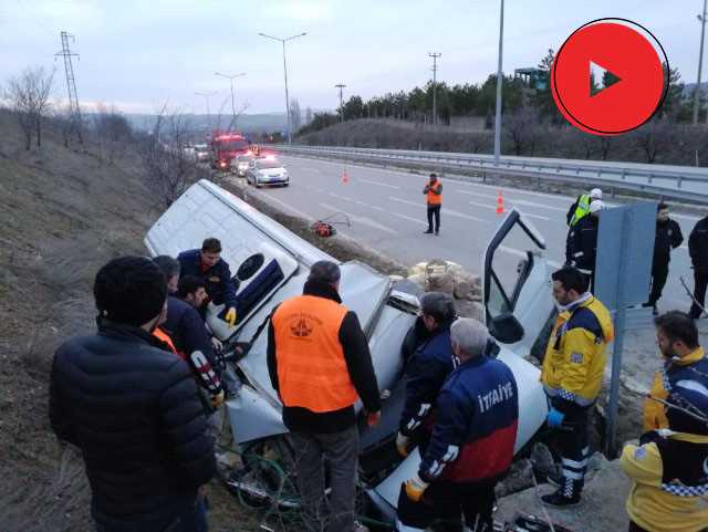 Peynir yüklü minibüs beton duvara çarptı