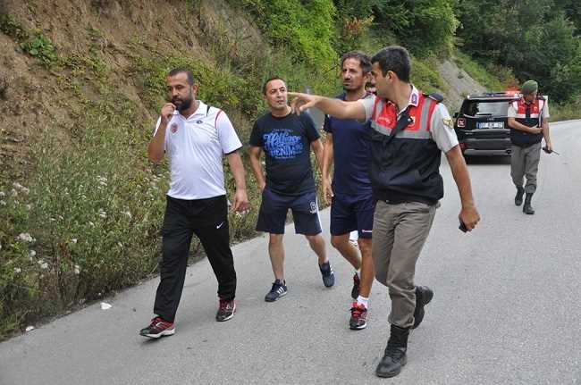 SAKARYALI TARAFTARLAR ÇORUM BELEDİYESPOR’A BÖYLE SALDIRDILAR