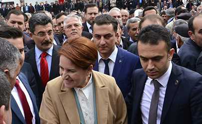 Sondakika: Meral Akşener Bir soru üzerine "Ben iki atla yola çıkmam tek atla yola devam ederim dedi.