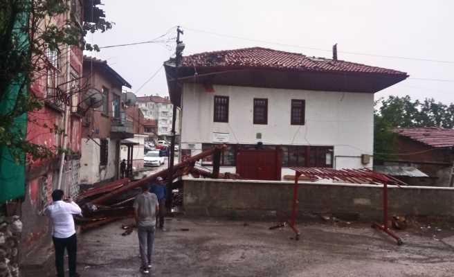 Tarihi Tabakhane caminin minaresi yıkıldı