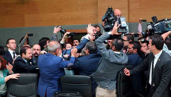 Teröre verdikleri destek sebebiyle dokunulmazlık zırhının kaldırılacağı korkusuna kapılan HDP’liler,engellemeye kalkıştılar