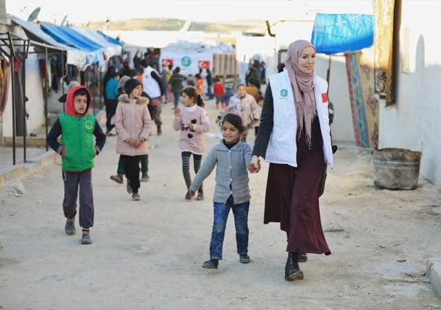 Ünlü oyuncu Gamze Özçelik, İdlib'e gitti