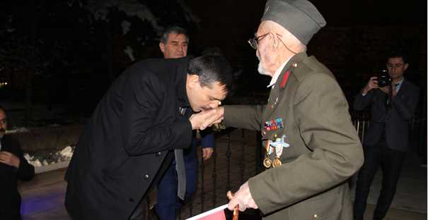 Vali Mustafa Çiftçi Kore Gazisinin elini öptü