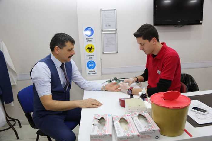 Vali Mustafa Çiftçi,Türk Kızılay’ına kan bağışında bulundu 