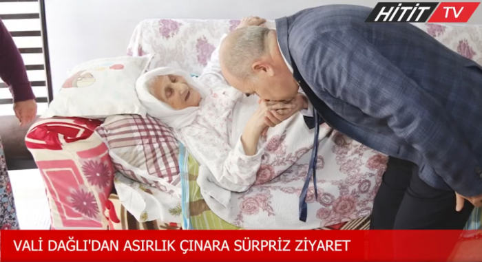 Valisi Zülkif Dağlı 100 yaşındaki Kezban nineye sürpriz bir ziyaret yaptı